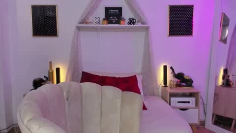 Zoe Gruber online show from 10.11.25