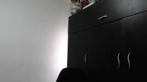 Snapshot of zoe_khall chatting on 11.29.25 ZOE online show from 11.29.25