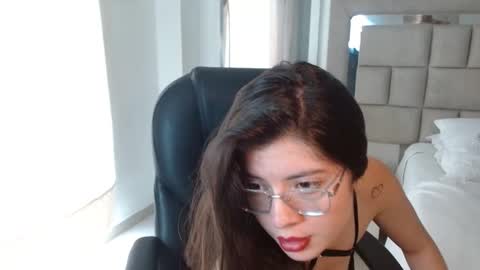 Snapshot of zoecruzz chatting on 02.05.25 ZOE online show from 02.05.25