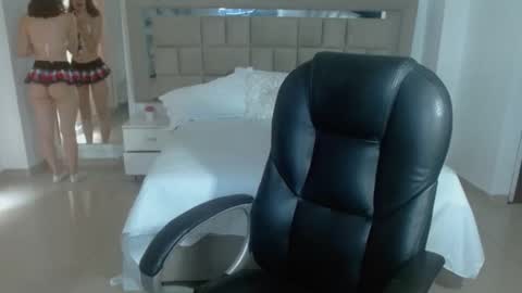 Snapshot of zoecruzz chatting on 11.05.25 ZOE online show from 11.05.25