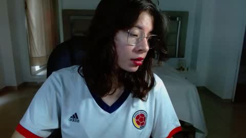 Snapshot of zoecruzz chatting on 11.11.25 ZOE online show from 11.11.25