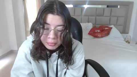 Snapshot of zoecruzz chatting on 11.17.25 ZOE online show from 11.17.25