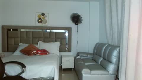 Snapshot of zoecruzz chatting on 12.19.25 ZOE online show from 12.19.25