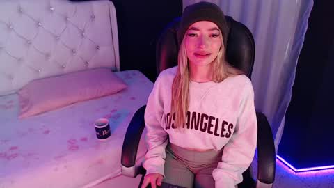 Snapshot of zoee_joness chatting on 12.28.24 zoe online show from 12.28.24
