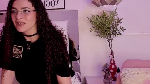 Snapshot of zoehilton chatting on 02.25.26 Zoe online show from 02.25.26