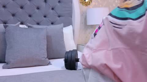 Zoe Krug online show from 09.17.25