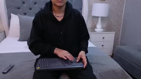 Zoe Krug online show from 10.20.25