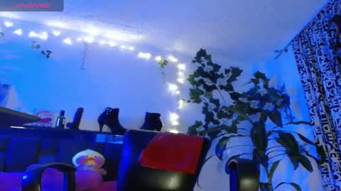 Snapshot of zoemi chatting on 01.25.25 zoemi online show from 01.25.25