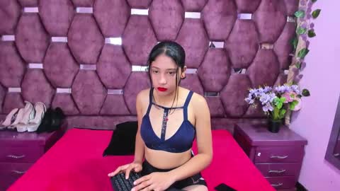 Snapshot of zoesmiitt chatting on 05.27.26 zoesmiitt online show from 05.27.26