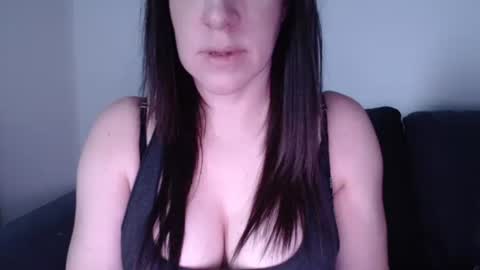 Snapshot of zoibee chatting on 02.12.25 zoibee online show from 02.12.25