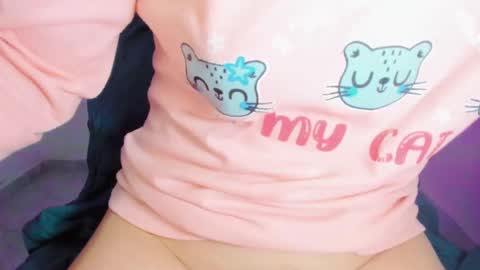 Snapshot of zooeybelair chatting on 03.10.25 Alicie online show from 03.10.25