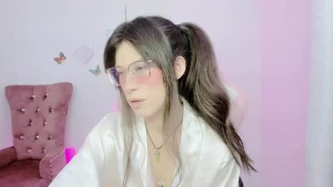 Snapshot of zooeybelair chatting on 09.19.25 Alicie online show from 09.19.25