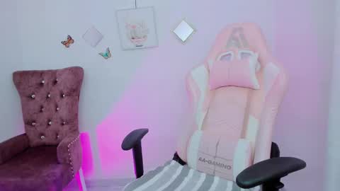 Snapshot of zooeybelair chatting on 09.20.25 Alicie online show from 09.20.25