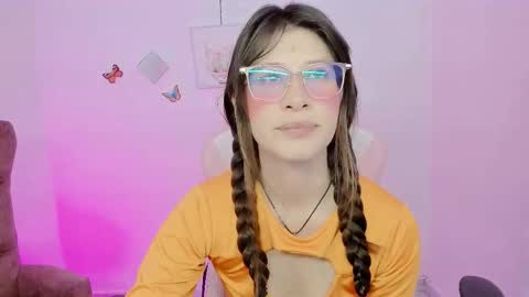 Snapshot of zooeybelair chatting on 10.03.25 Alicie online show from 10.03.25