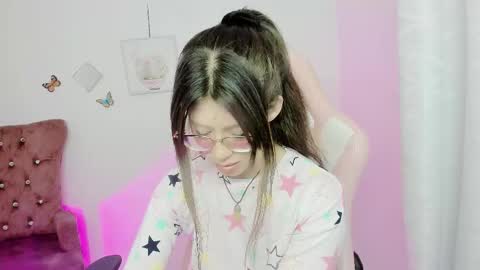 Snapshot of zooeybelair chatting on 10.25.25 Alicie online show from 10.25.25