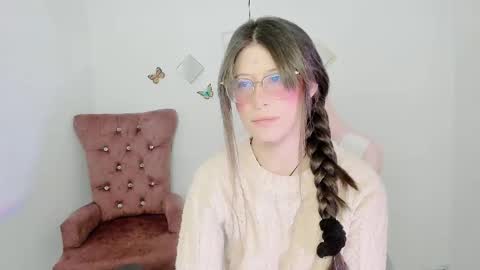 Snapshot of zooeybelair chatting on 11.06.25 Alicie online show from 11.06.25