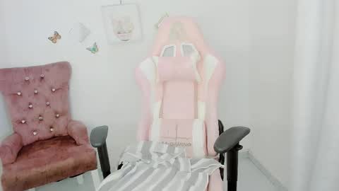 Snapshot of zooeybelair chatting on 11.12.25 Alicie online show from 11.12.25