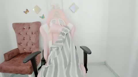 Snapshot of zooeybelair chatting on 11.18.25 Alicie online show from 11.18.25