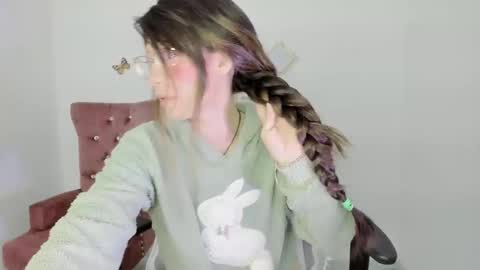 Snapshot of zooeybelair chatting on 11.19.25 Alicie online show from 11.19.25