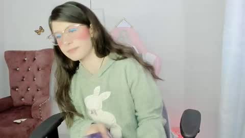 Snapshot of zooeybelair chatting on 11.26.25 Alicie online show from 11.26.25