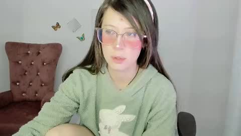 Snapshot of zooeybelair chatting on 12.04.25 Alicie online show from 12.04.25