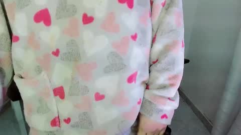 Snapshot of zooeybelair chatting on 12.21.25 Alicie online show from 12.21.25