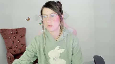 Snapshot of zooeybelair chatting on 12.22.25 Alicie online show from 12.22.25