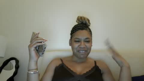 Snapshot of zoravoyce chatting on 02.23.25 Treasure Golden online show from 02.23.25