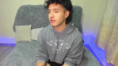 Snapshot of zoren333 chatting on 10.22.25 ZOREN online show from 10.22.25