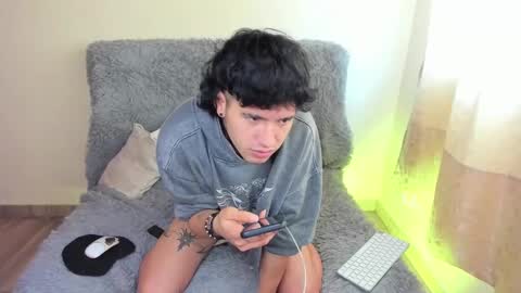 Snapshot of zoren333 chatting on 10.22.25 ZOREN online show from 10.22.25