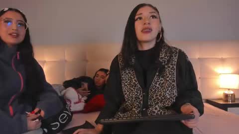 Snapshot of zowi_hottiee chatting on 01.14.25 cintya kors online show from 01.14.25