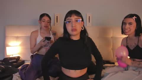 Snapshot of zowi_hottiee chatting on 02.01.25 cintya kors online show from 02.01.25