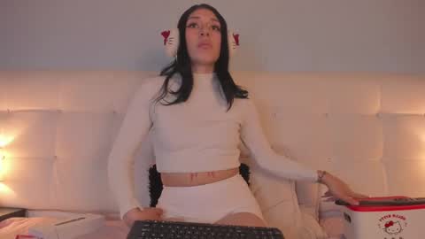 Snapshot of zowi_hottiee chatting on 02.06.25 cintya kors online show from 02.06.25