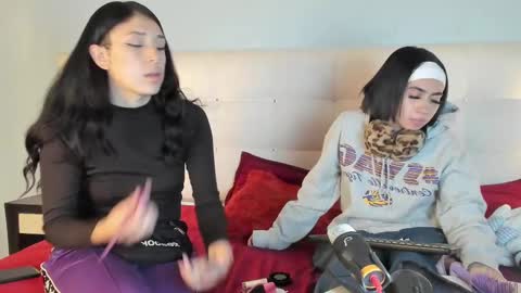 Snapshot of zowi_hottiee chatting on 03.12.25 cintya kors online show from 03.12.25