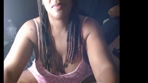 Snapshot of zuriluxe45 chatting on 09.17.25 zuriluxe45 online show from 09.17.25