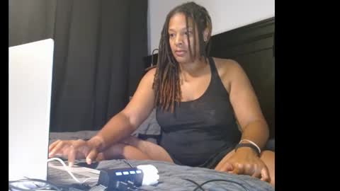 Snapshot of zuriluxe45 chatting on 09.22.25 zuriluxe45 online show from 09.22.25