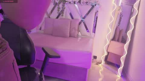 Snapshot of zury_tay chatting on 04.16.26 ZURY online show from 04.16.26