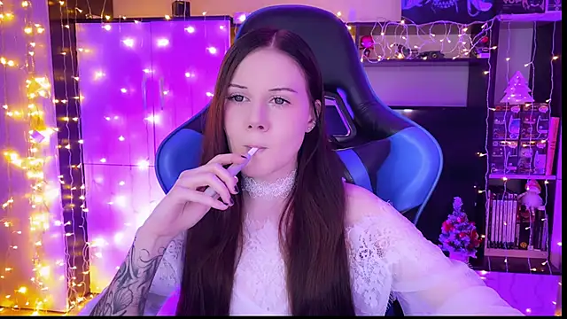 Snapshot of jasminevine chatting on 12.15.24 jasminevine online show from 12.15.24