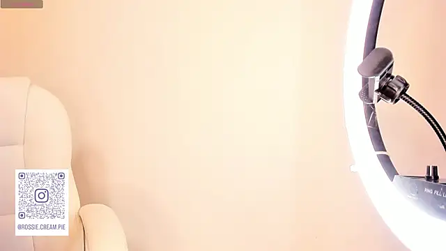 Snapshot of Petit-Rosse chatting on 02.20.25 Petit-Rosse online show from 02.20.25