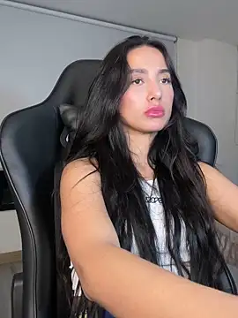 Snapshot of EvaMoet chatting on 12.17.24 EvaMoet online show from 12.17.24