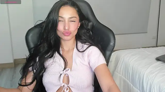 Snapshot of EvaMoet chatting on 03.16.25 EvaMoet online show from 03.16.25