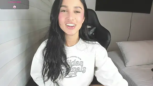 Snapshot of EvaMoet chatting on 09.17.25 EvaMoet online show from 09.17.25