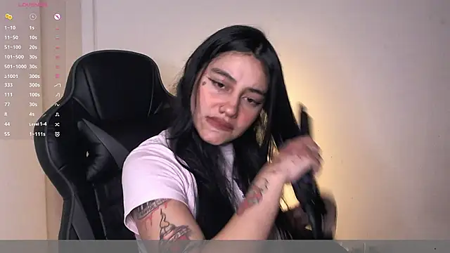 Snapshot of val_bardot chatting on 02.20.26 val bardot online show from 02.20.26