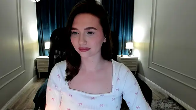 Snapshot of GracefulLook chatting on 02.04.25 GracefulLook online show from 02.04.25