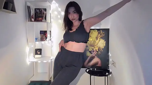 Snapshot of GracefulLook chatting on 02.05.25 GracefulLook online show from 02.05.25