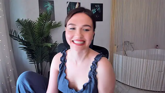 Snapshot of GracefulLook chatting on 02.06.25 GracefulLook online show from 02.06.25