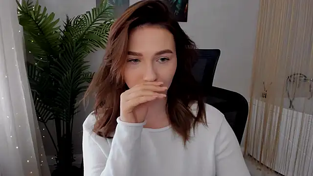 Snapshot of GracefulLook chatting on 02.28.25 GracefulLook online show from 02.28.25