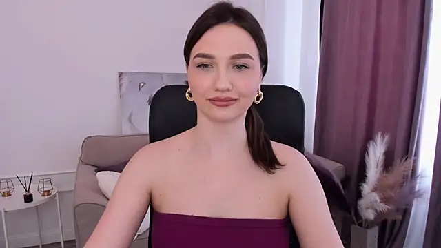 Snapshot of GracefulLook chatting on 03.05.25 GracefulLook online show from 03.05.25