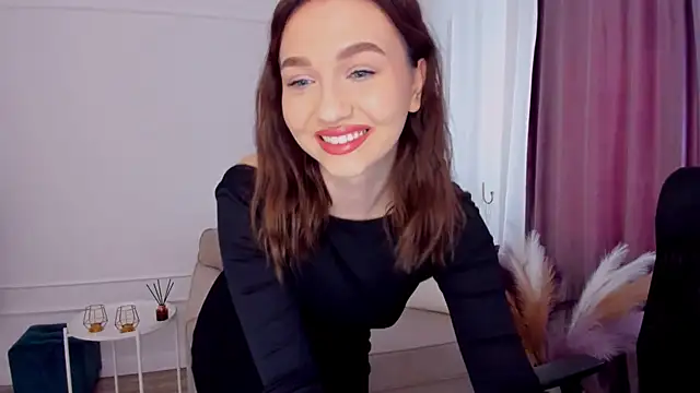 Snapshot of GracefulLook chatting on 03.12.25 GracefulLook online show from 03.12.25