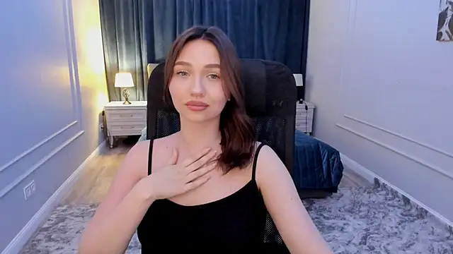 Snapshot of GracefulLook chatting on 03.18.25 GracefulLook online show from 03.18.25